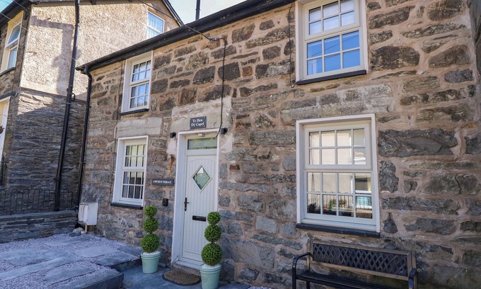 Rhiwbryfdir Cottage | YR HEN DY CAPEL, pet friendly, with open fire in Blaenau Ffestiniog