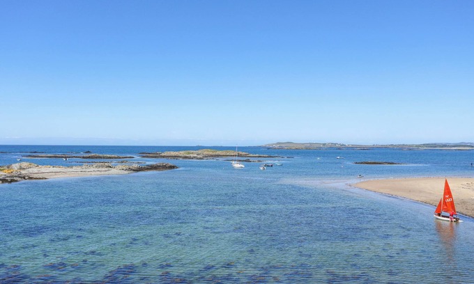 Caergeiliog House | YSGUBOR WEN, pet friendly, with open fire in Llanfaelog