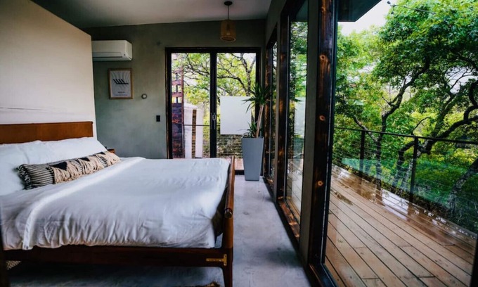 Oatmeal House | Zephyr Treetop Villa w/Mini Hot Tub + Outdoor Shower