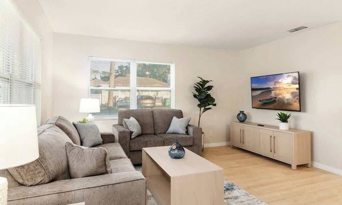 Zephyrhills House | Zephyrhills Comfort Duplex #2 🛋️| 2 Bed 2 Bath