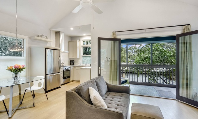 Barton Heights House | Zilker Serenity! Treetop deck, king bed. Walk to Barton Springs, dining & music.