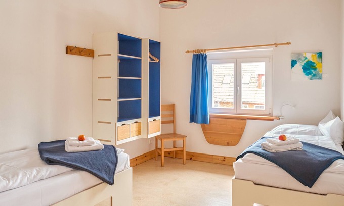 Schwerin Apartment | Zweibettzimmer 1 - Blau - Urlaub auf dem Biohof