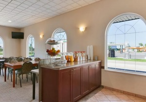 Days Inn & Suites by Wyndham Winkler