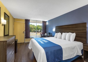 Days Inn by Wyndham Hampton Near Coliseum Convention Center