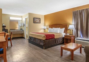 Econo Lodge Inn & Suites