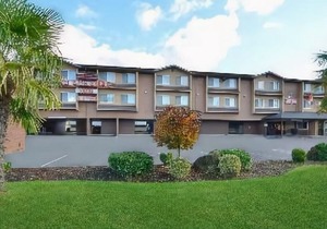 Clackamas Inn and Suites