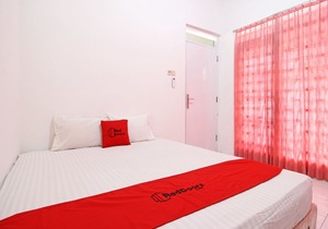 RedDoorz Near Terminal Tirtonadi