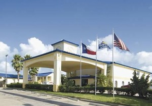 Days Inn & Suites by Wyndham Winnie