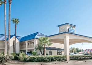 Days Inn & Suites by Wyndham Winnie