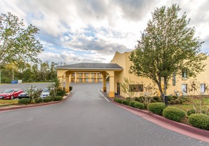 Econo Lodge Inn & Suites
