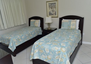 Seven Mile Beach Oceanfront 3 Bedroom Condo with Pool/Jacuzzi