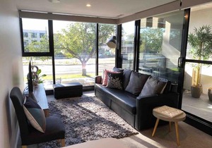 Midnight Luxe 1 BR Executive Apartment in the heart of Braddon Pool Sauna Secure Parking Wine WiFi Netflix