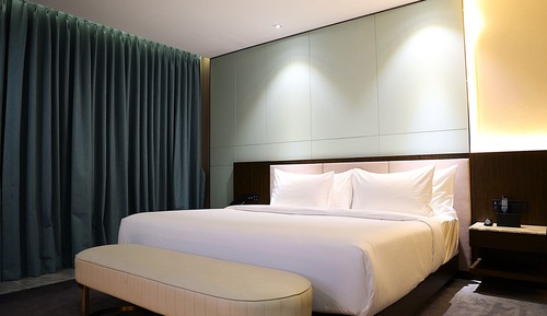 Executive Suite Mountain and River View