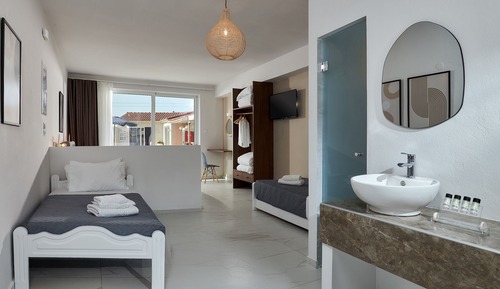 Standard Quadruple Suite Pool View