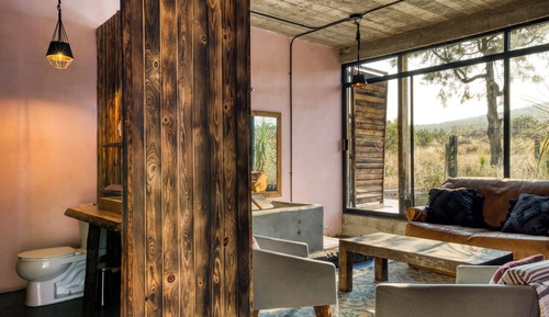 Deluxe Room, 1 Queen Bed, Bathtub, Mountain View