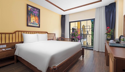 Premier Double Room Single Use, 1 King Bed, Mountain View