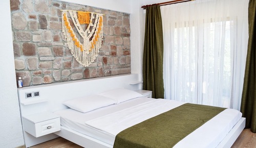 Deluxe Room, 1 Queen Bed, Non Smoking, Garden View