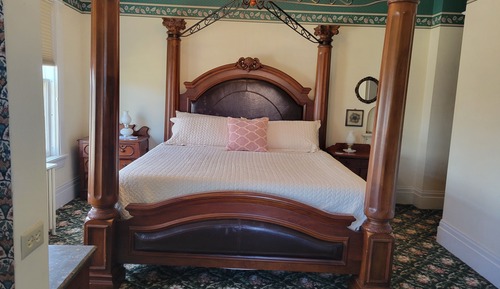 Premium Suite, 1 King Bed, Non Smoking, Private Bathroom