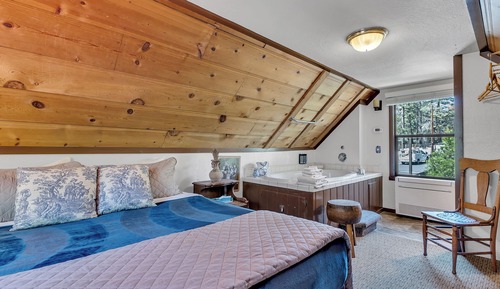 Off site Creekside Cottage 2 story Sleeps 7