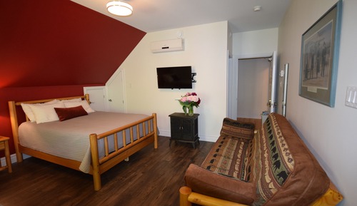 Deluxe Studio Suite - RED BRIDGE