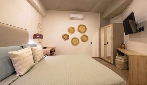 Deluxe Condo, 2 Bedrooms, Beach View 404