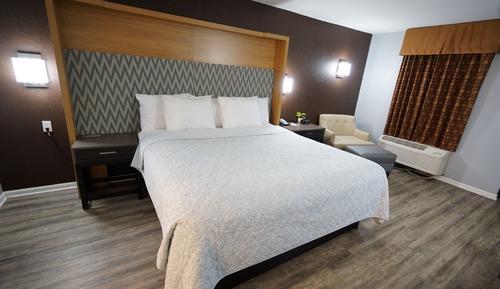 Basic Room, 1 King Bed, Non Smoking, Refrigerator & Microwave