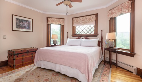 Basic Room, 1 King Bed