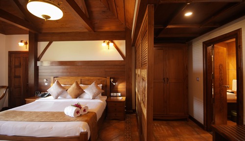 Premium Room, 1 King Bed, Lake View, Garden Area