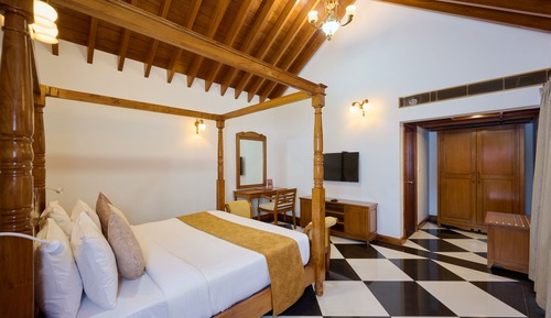 Luxury Studio Suite, 1 Bedroom, Balcony, Lake View