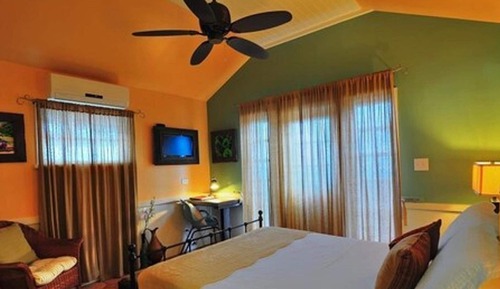 Queen Studio Bedroom with Kitchenette - 2nd Floor 202,203