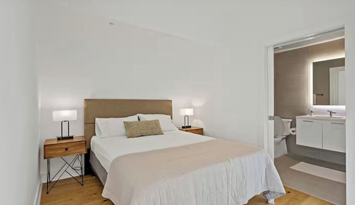 Exclusive Single Room, 1 Queen Bed, Pets Allowed