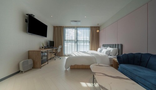 Deluxe Double Room (Randomly assigned)
