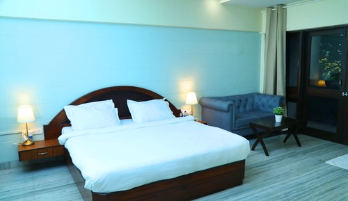 Deluxe Room, 1 King Bed, Pool View