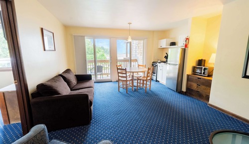 Lodge 2 Queen River View Apt