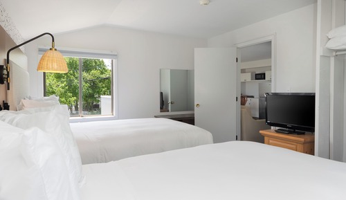 Lodge 2 Queen River/Street Apt