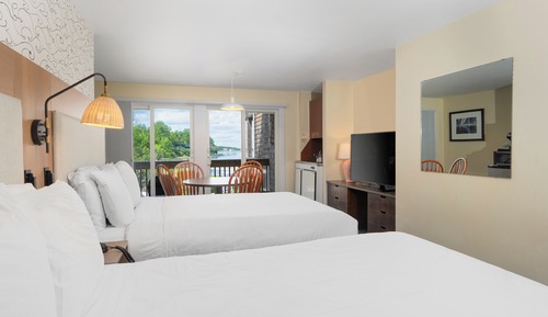 Lodge 2 Queen River View Efficiency