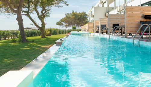 Deluxe Family Room Sea View Swim-Up