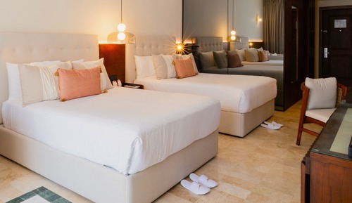 Family Selection Junior Suite Swim-up (Up to 2 kids FREE under 17 years)