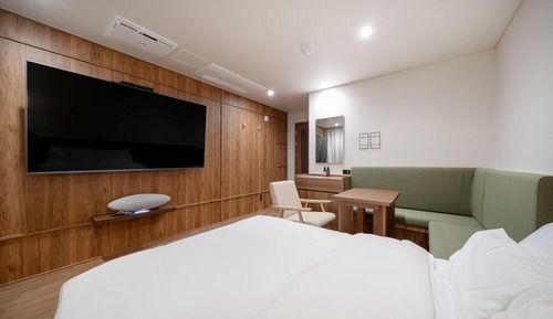 Standard Room (Queen)