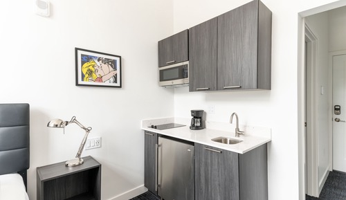 Deluxe Studio (2nd Floor / Unit 206)