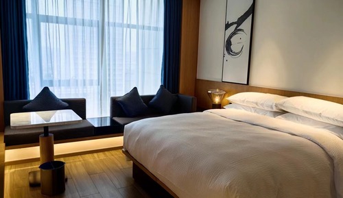 Business Room, 1 King Bed, City View