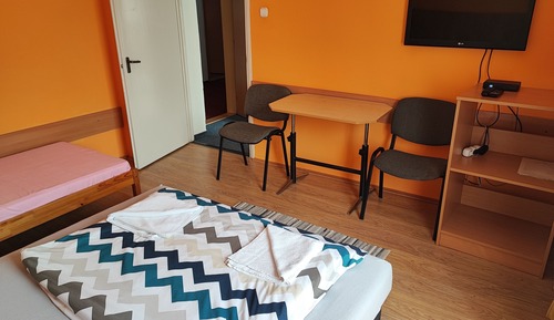 Basic Room, Multiple Beds, Private Bathroom