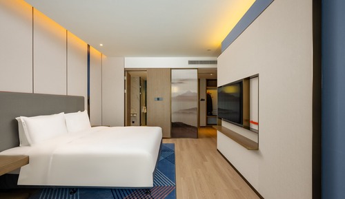 1 King Standard Extra Floor Space