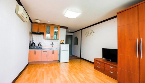 Room (Family Room No 201)