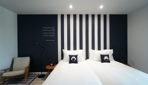 Deluxe Twin Bed with Outside Bathtub