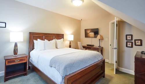 Deluxe Room, 1 Queen Bed, Non Smoking, River View