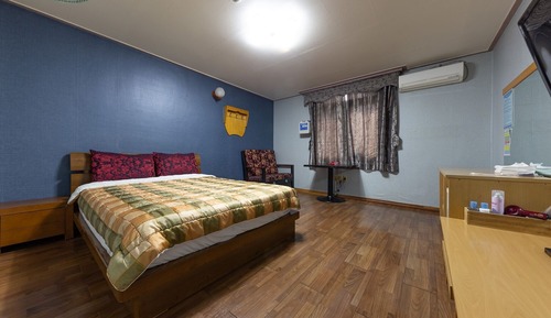 Room (Bed)
