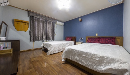 Room (2 beds)