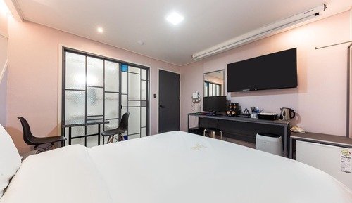 Room (Cinema heaven (Netflix available beam)