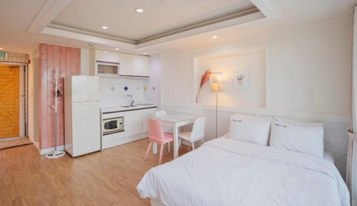 Room (Room 106)
